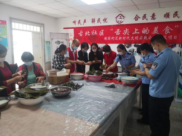 社区开展包粽子活动，辖区居民主动参与，将包好的粽子送给辖区老人.jpg