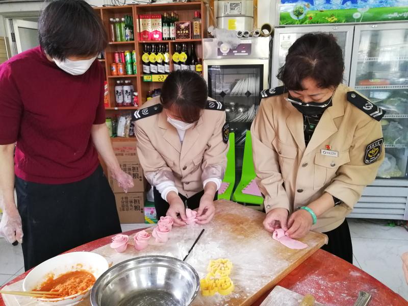 大家齐动手一起做饽饽.jpg