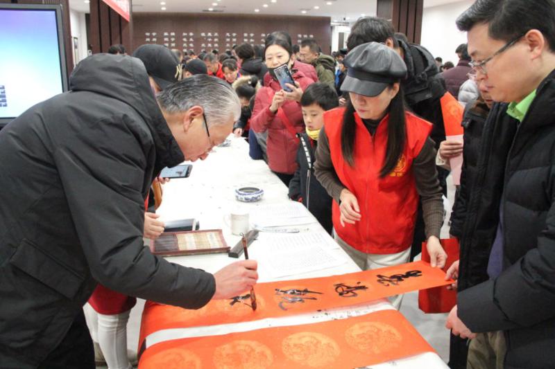送福送春联.png