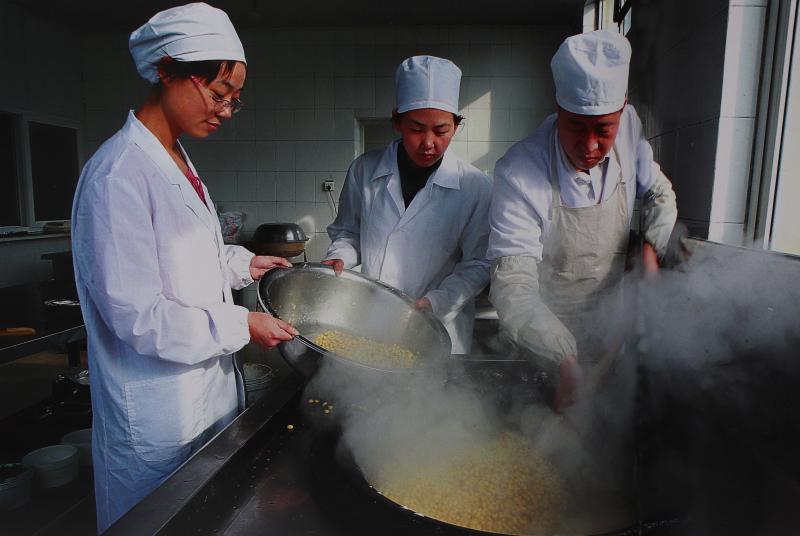 3 经适当的蒸煮，使黄豆均匀熟透.jpg