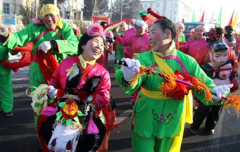 耍官燈,打花棍在建國後已逐漸消滅,而耍秧歌(賦予新的內容),旱船,小黑